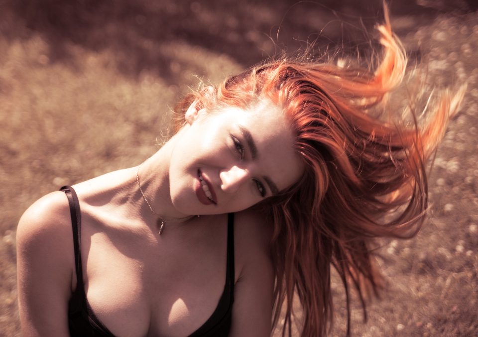 Couleur cuivrée lumineuse, cheveux longs