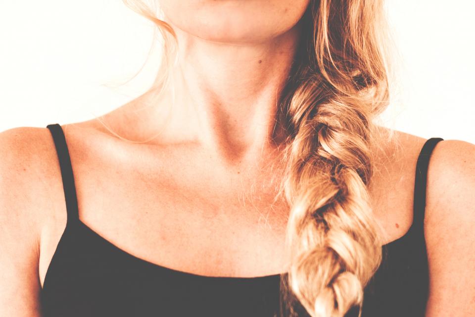 Tresse travaillée sur cheveux blonds